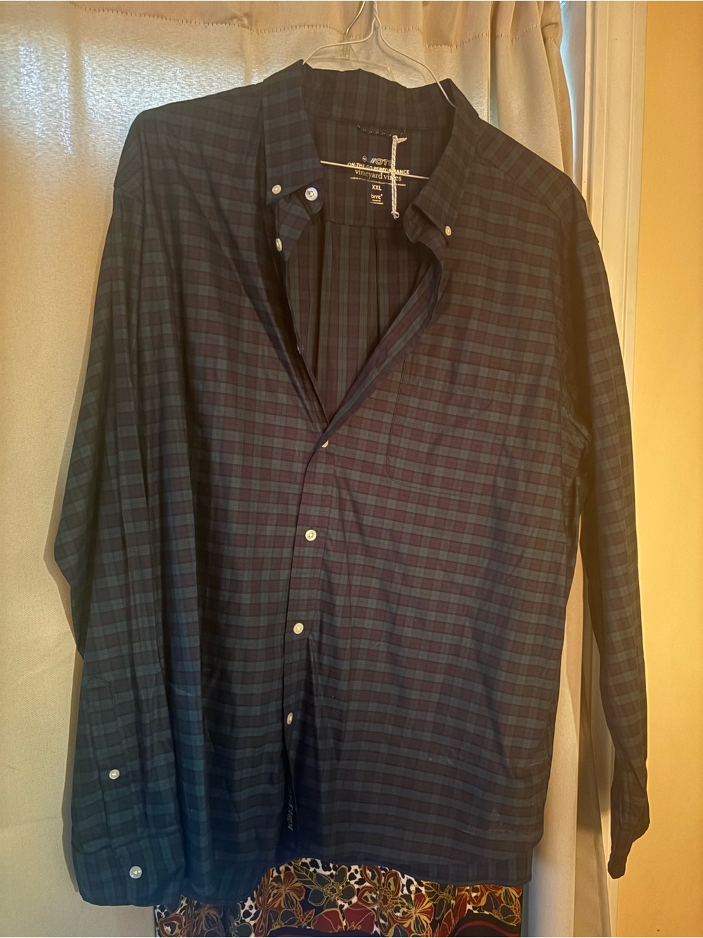 Vineyard Vines Men's Plaid Button-Down Shirt in Navy and Black